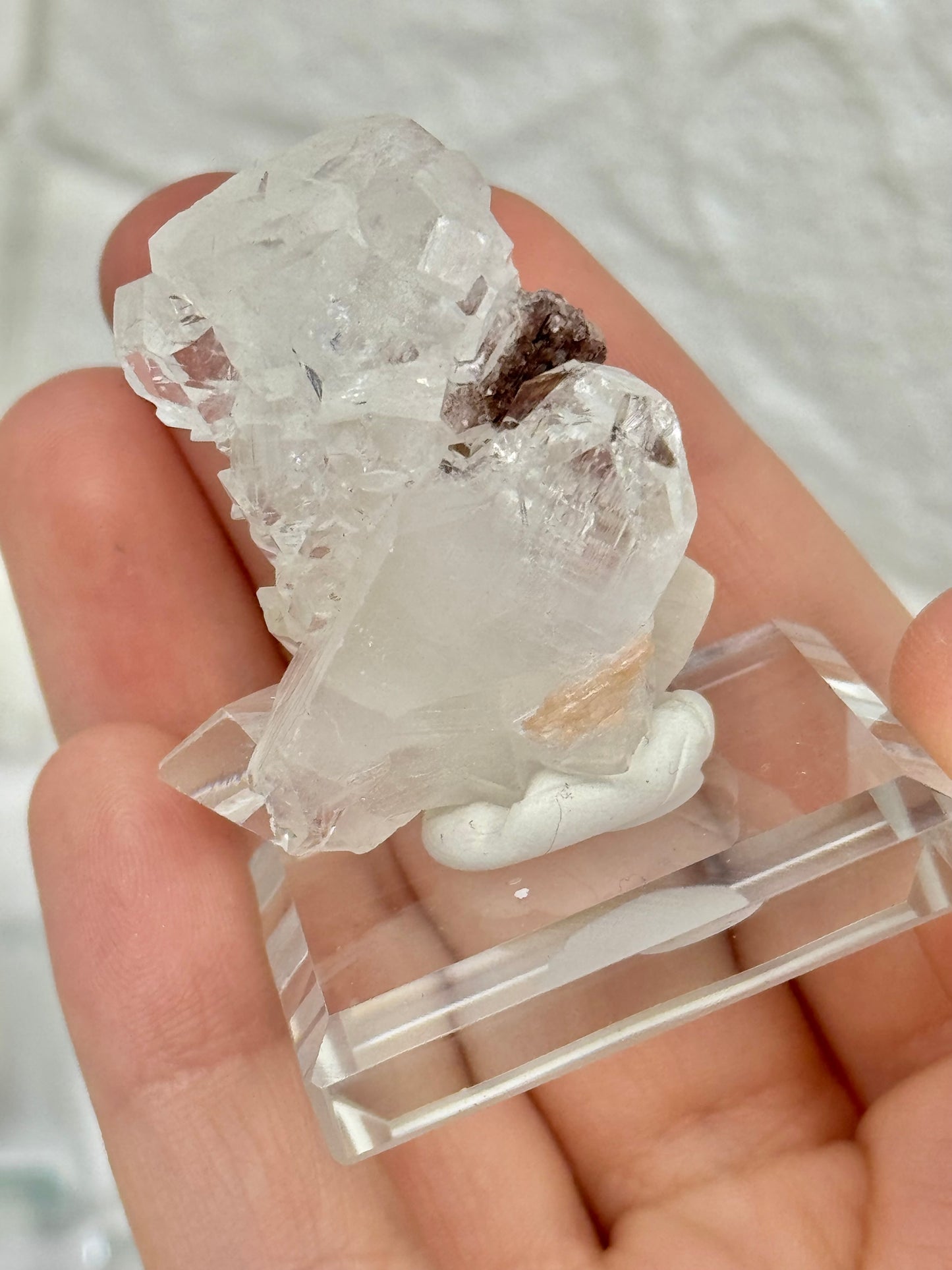 1 diamond apophyllite on stand with red stillbite from India