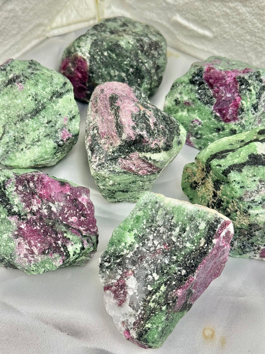 1 raw high-grade ruby in zoisite from Tanzania