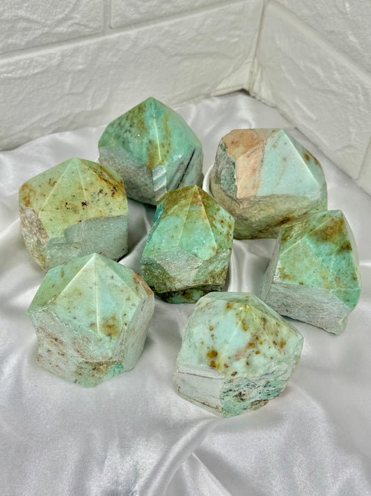 1 gorgeous green chrysophrase top polished point