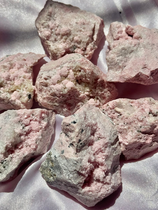 1 intuitive rhodochrosite x quartz x pyrite specimen from Peru