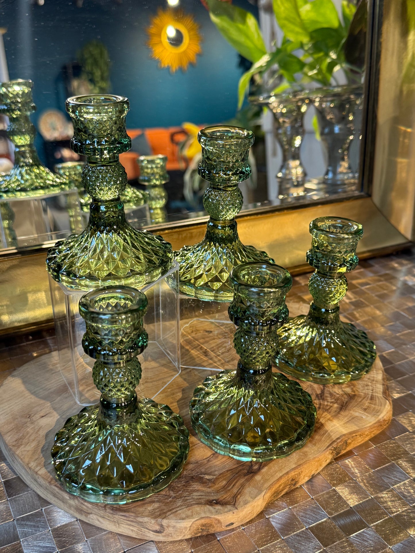 1 green glass sphere holder (sphere not included)