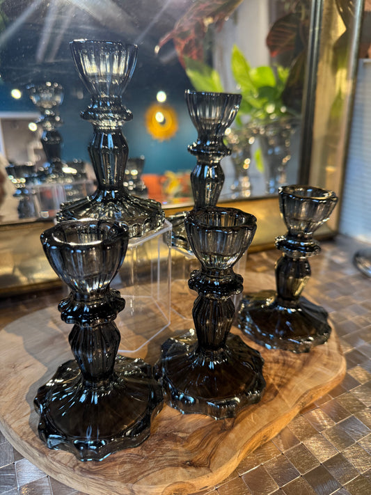 1 black glass sphere holder (sphere not included)