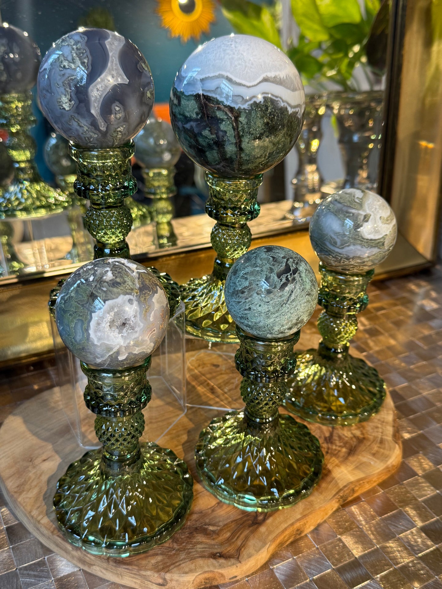1 green glass sphere holder (sphere not included)