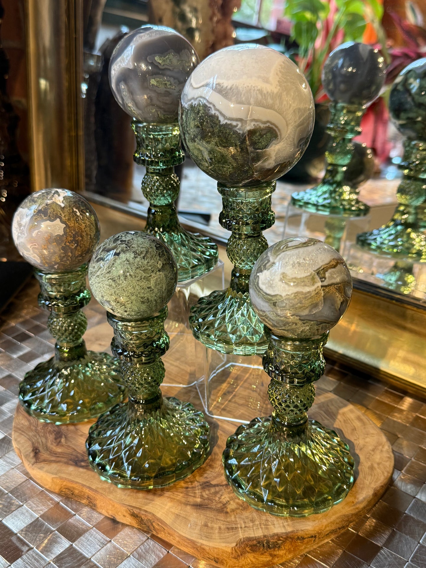1 green glass sphere holder (sphere not included)