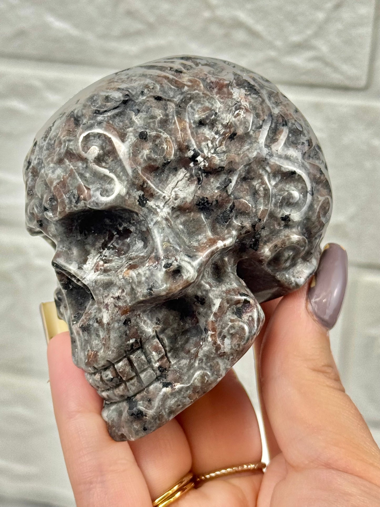 UV reactive yooperlite skull