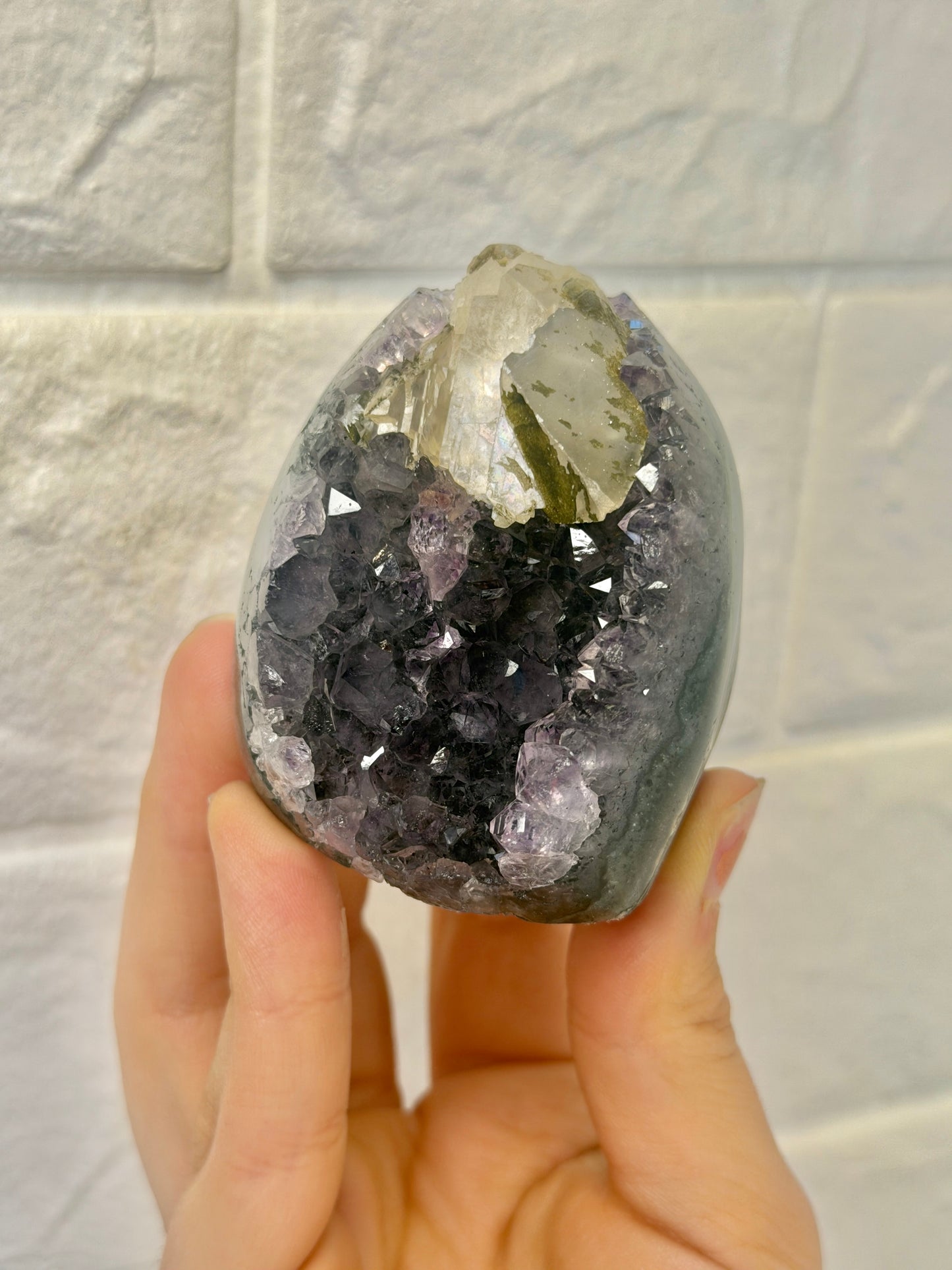 Beautiful purple Uruguay amethyst with calcite R