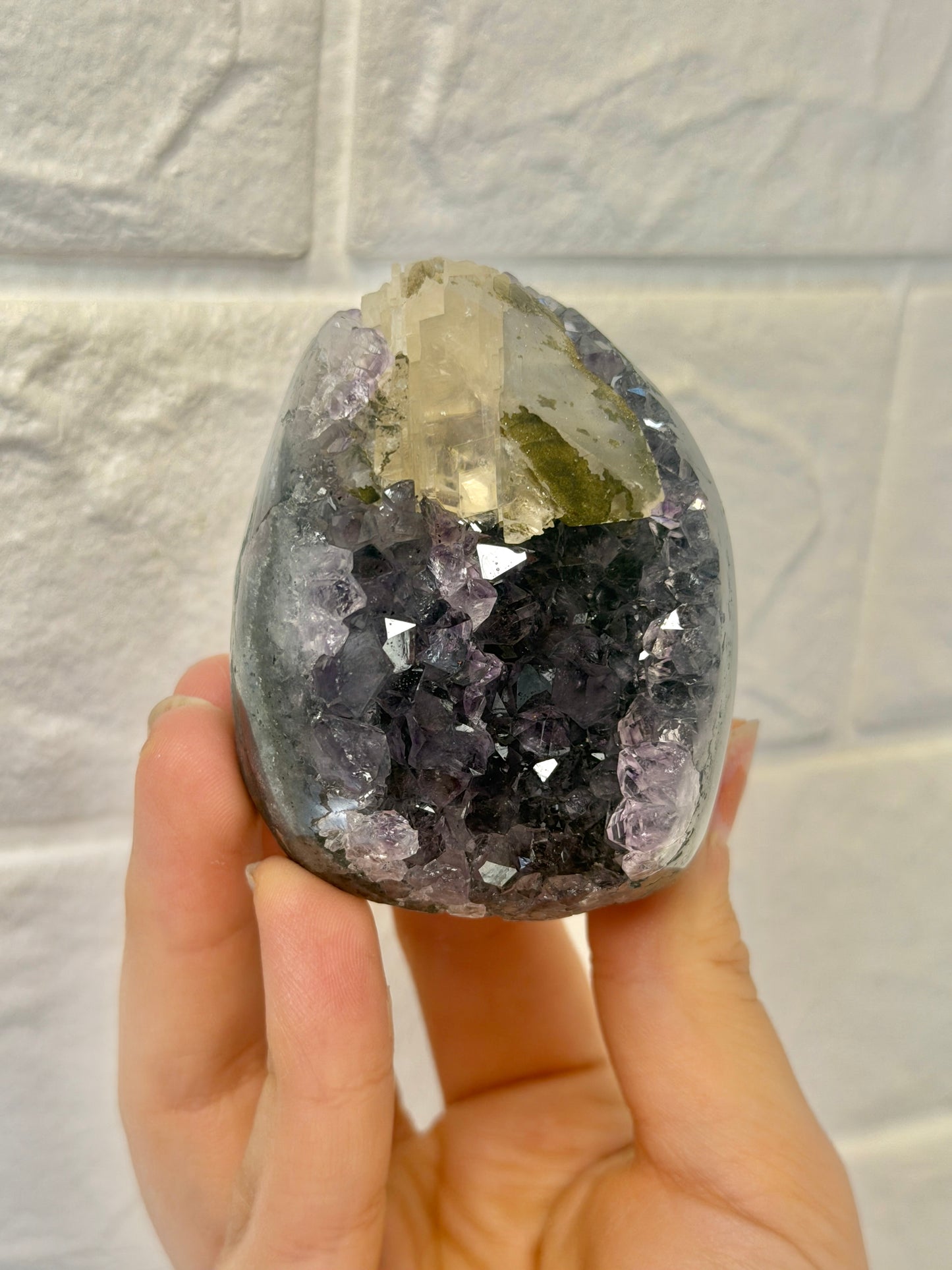 Beautiful purple Uruguay amethyst with calcite R