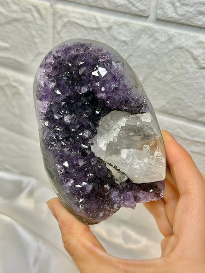 Juicy deep purple Uruguay amethyst with calcite R