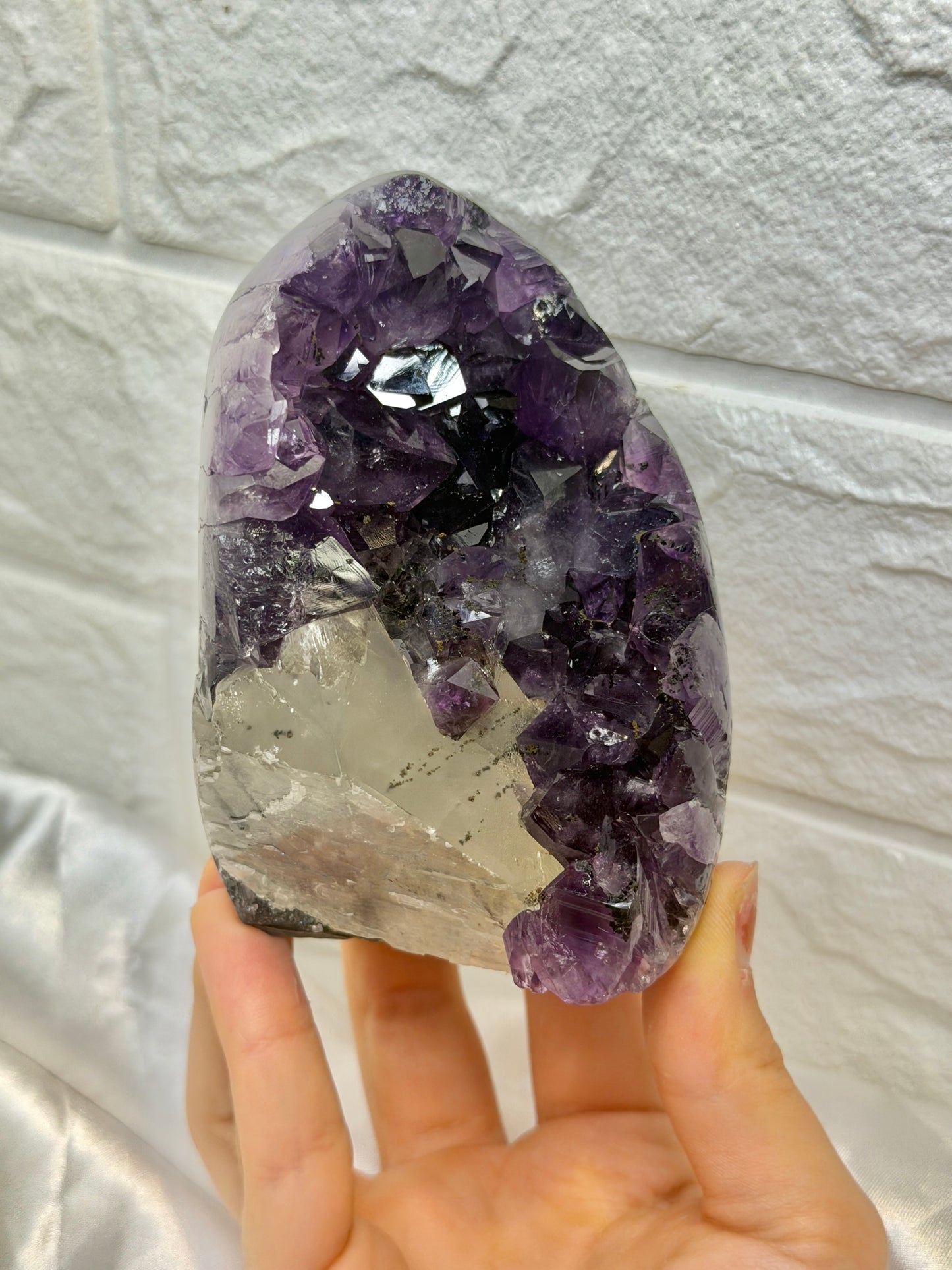 Stunning juicy purple Uruguay amethyst with calcite L