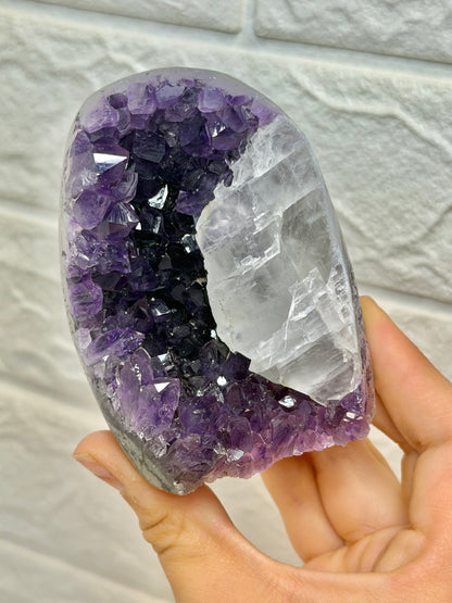 Juicy purple Uruguay amethyst with calcite Z