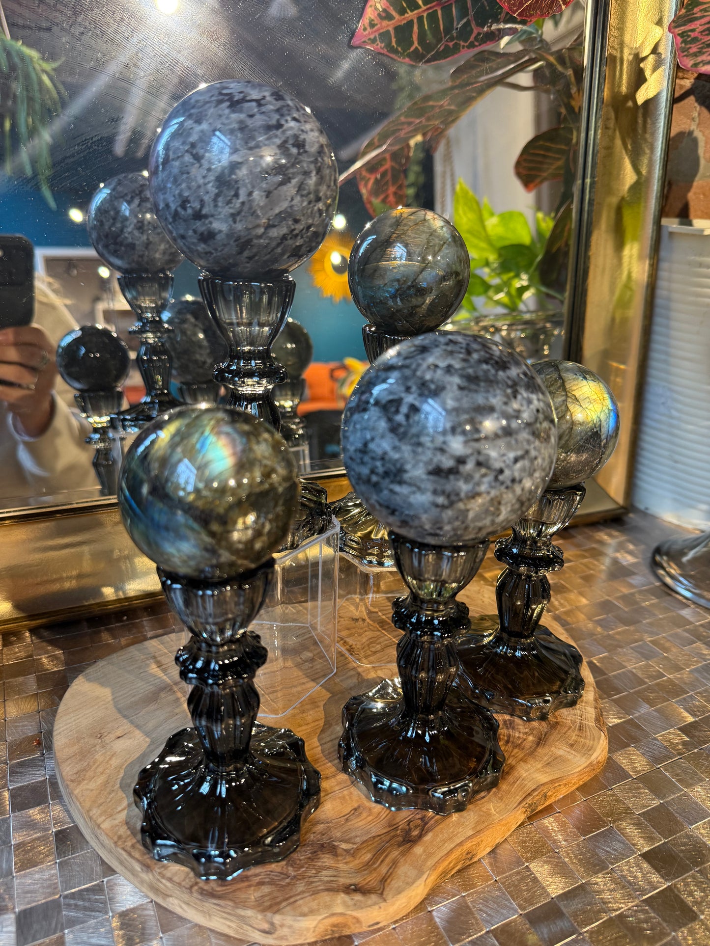 1 black glass sphere holder (sphere not included)