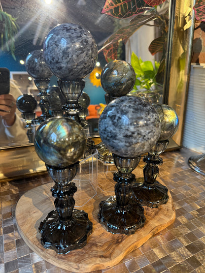 1 black glass sphere holder (sphere not included)