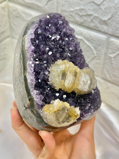 Amazing deep purple Uruguay amethyst with calcite R