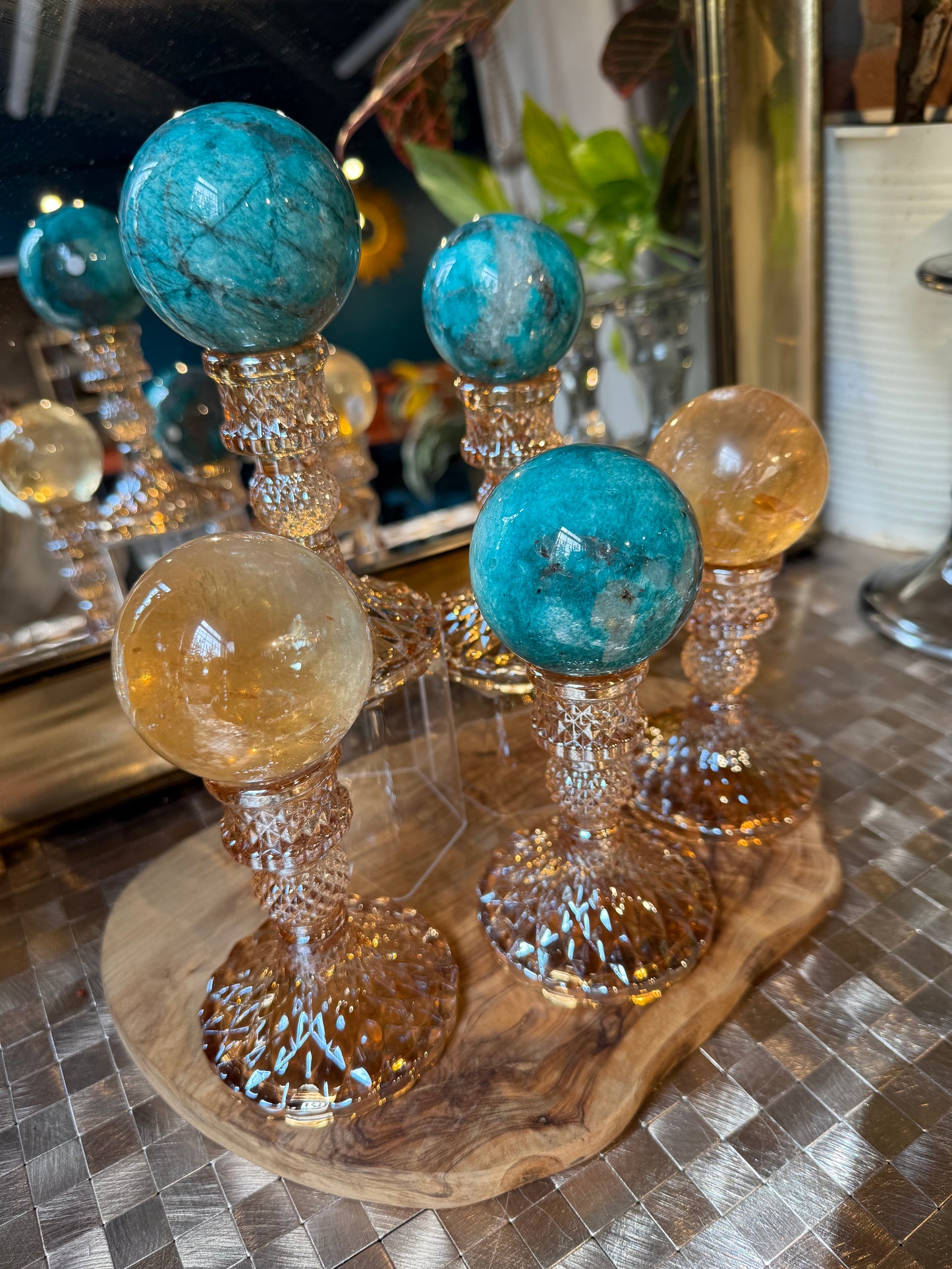 1 golden amber glass sphere holder (sphere not included)