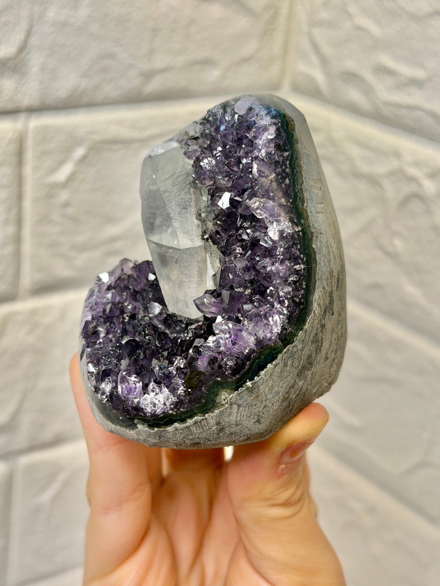 Juicy purple Uruguay amethyst with calcite N