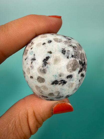 Kiwi jasper skull