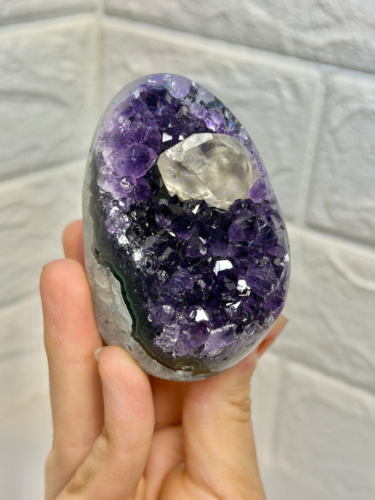Juicy deep purple Uruguay amethyst with calcite T