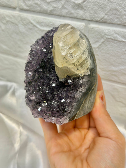 Stunning purple Uruguay amethyst with calcite U
