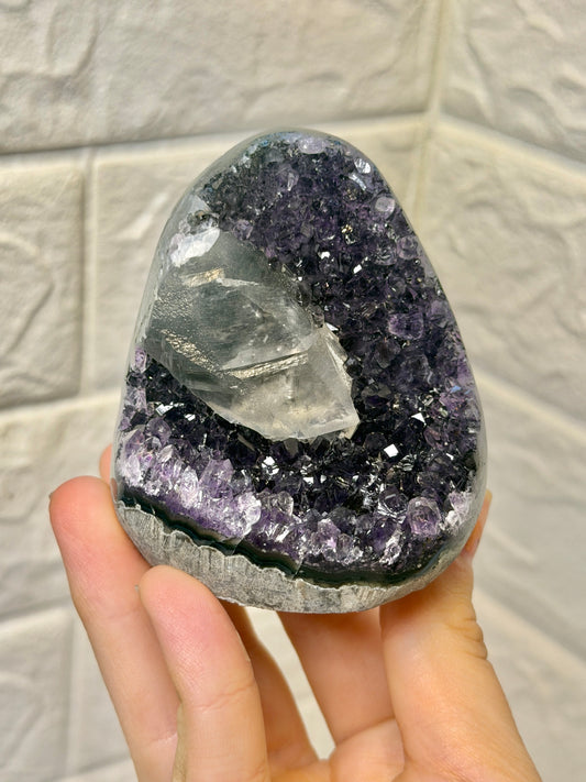Juicy purple Uruguay amethyst with calcite N