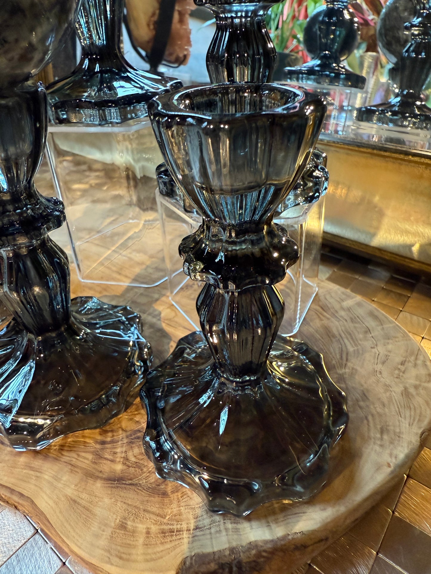1 black glass sphere holder (sphere not included)