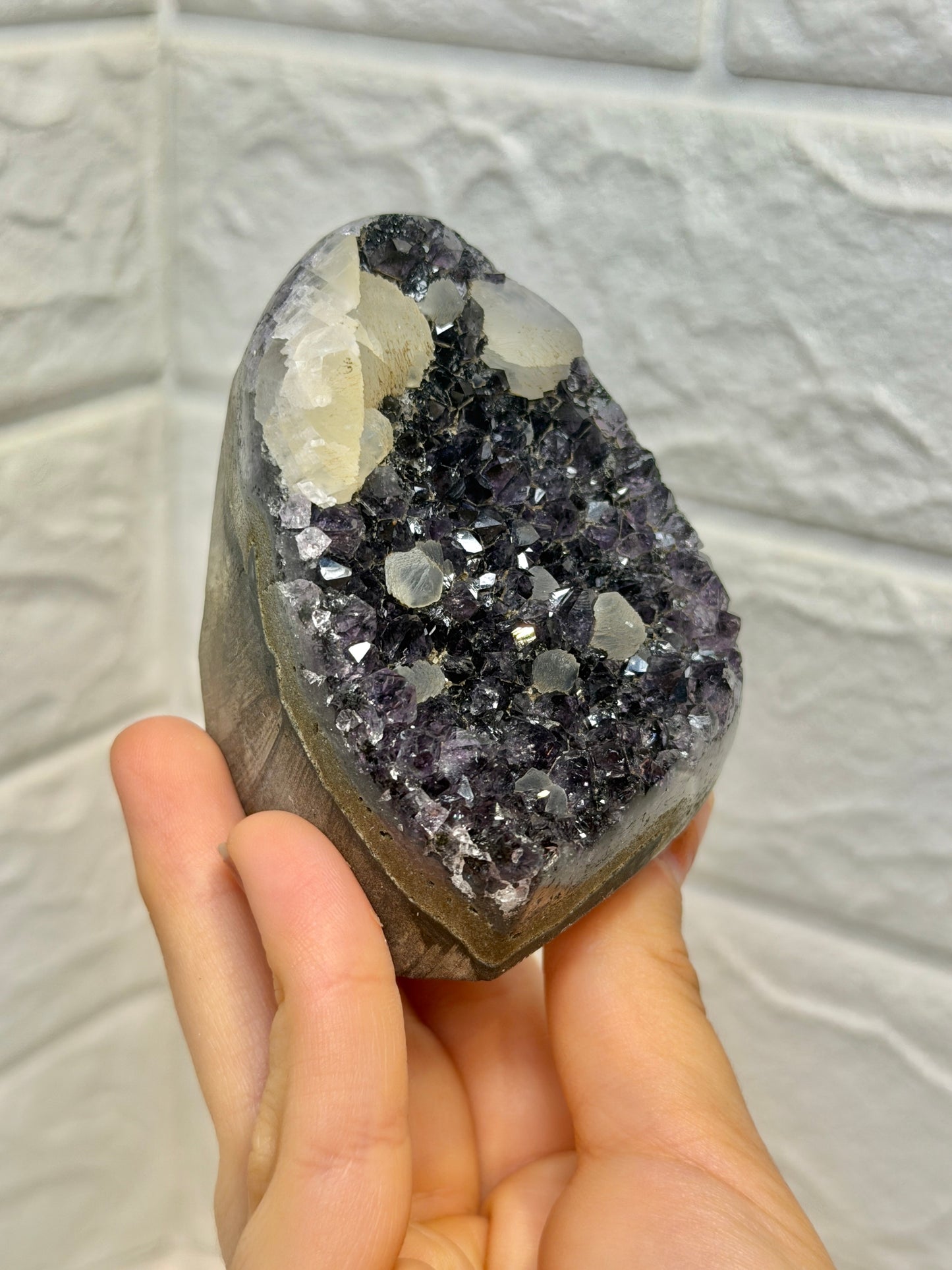 Gorgeous Uruguay amethyst with calcite D