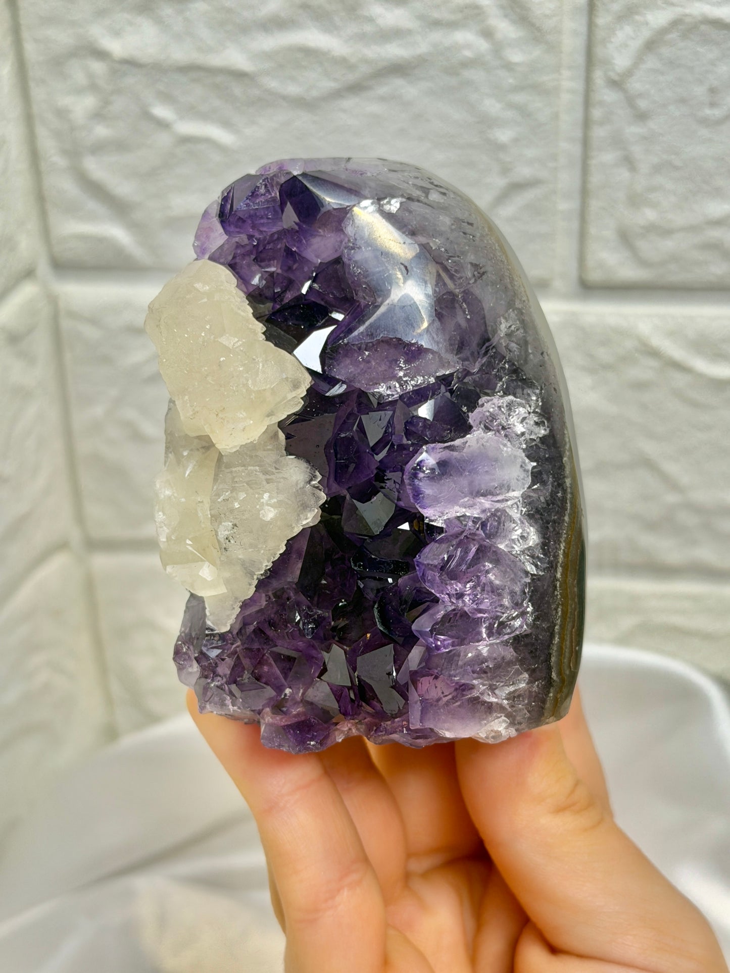 Juicy Uruguay amethyst with calcite E