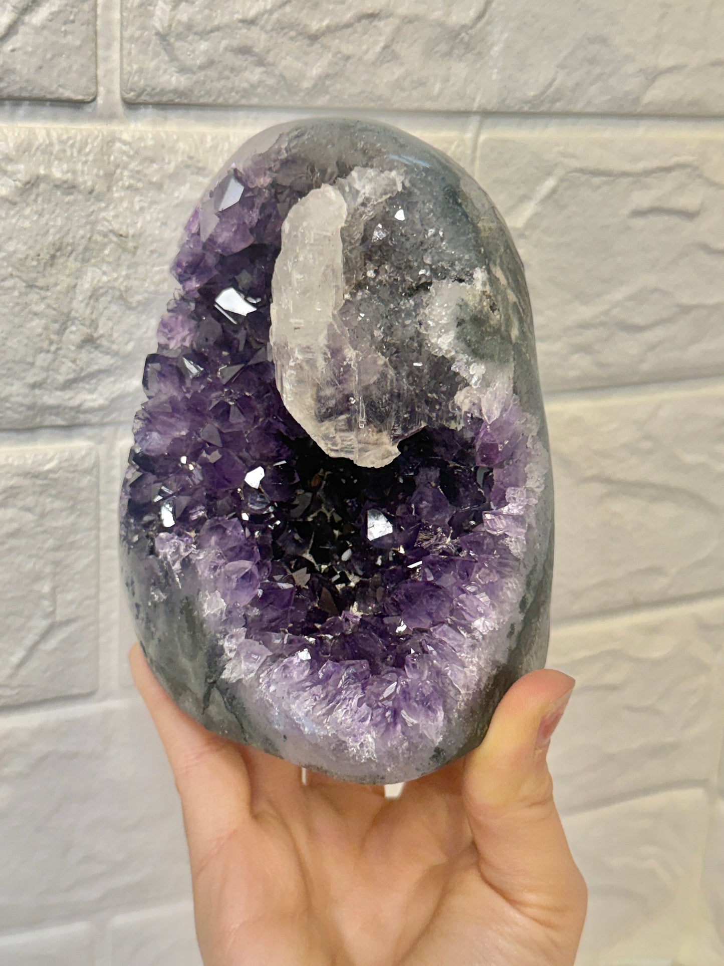 Juicy purple Uruguay amethyst with calcite E