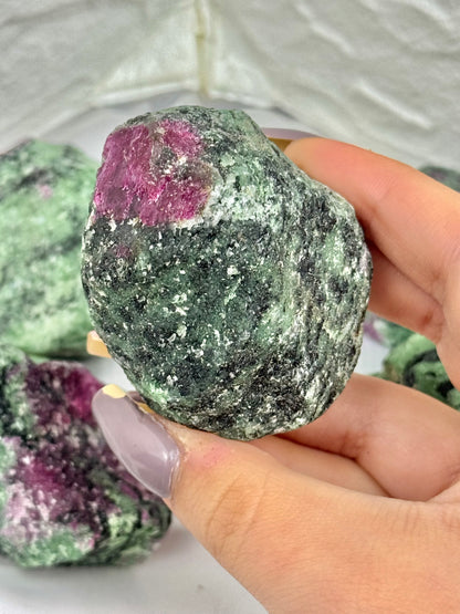 1 raw high-grade ruby in zoisite from Tanzania