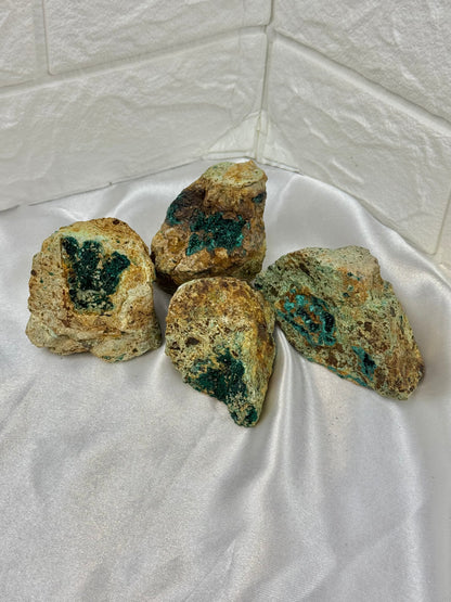 1 brochantite specimen from Arizona