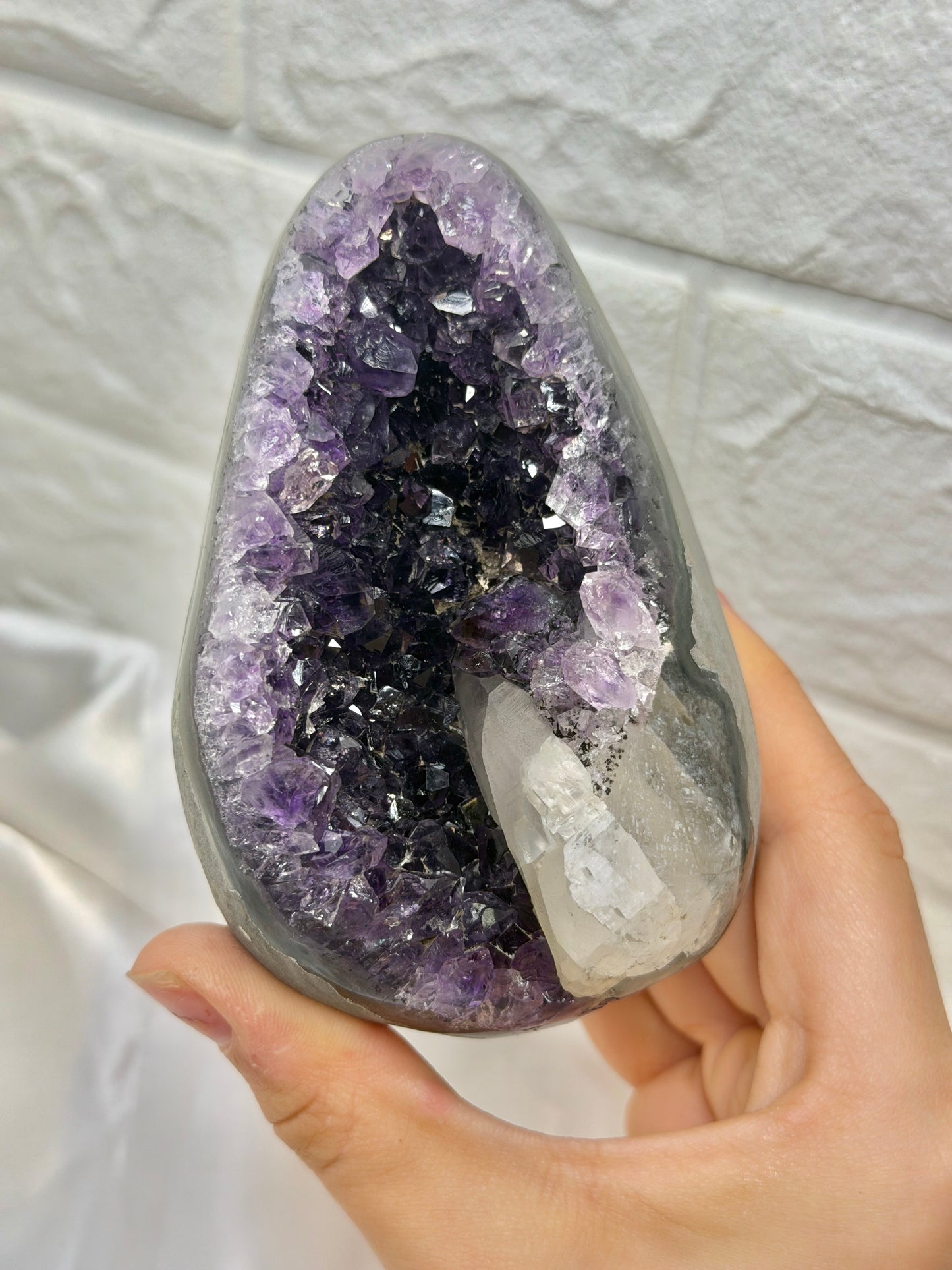 Juicy deep purple Uruguay amethyst with calcite T