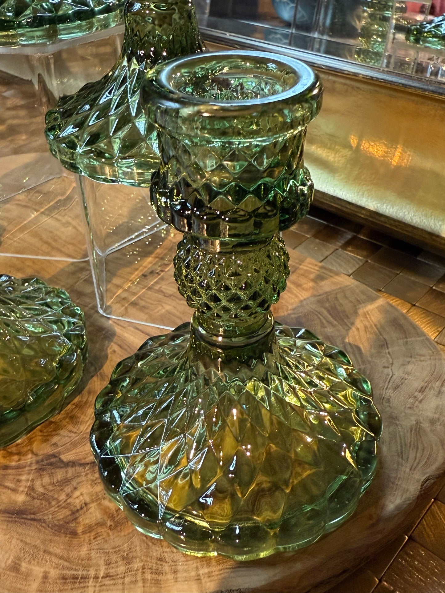1 green glass sphere holder (sphere not included)
