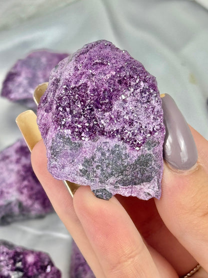 1 gorgeous raw kammererite specimen from Turkey