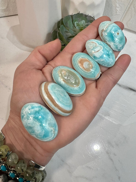 1 blue aragonite cabochon