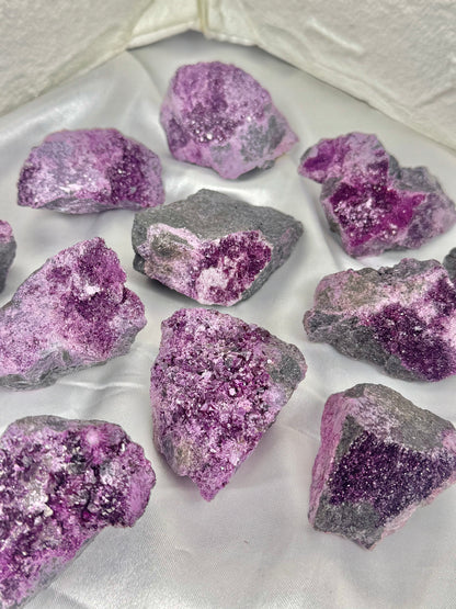 1 gorgeous raw kammererite specimen from Turkey