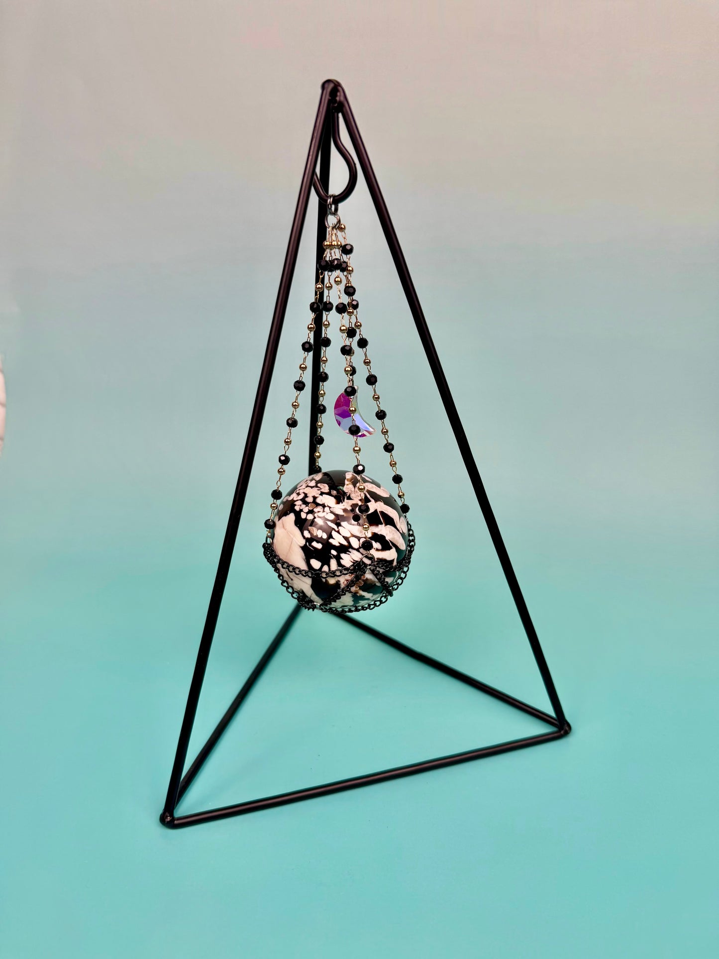 MED Black pyramid hanging sphere stand (crystal not included)