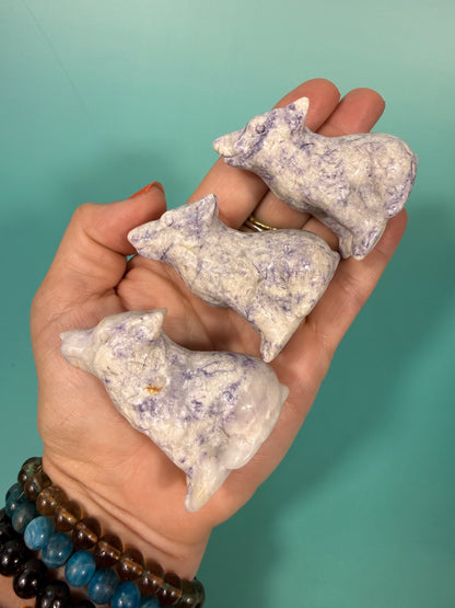 1 opalized fluorite wolf carving