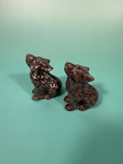 1 yooperlite wolf carving