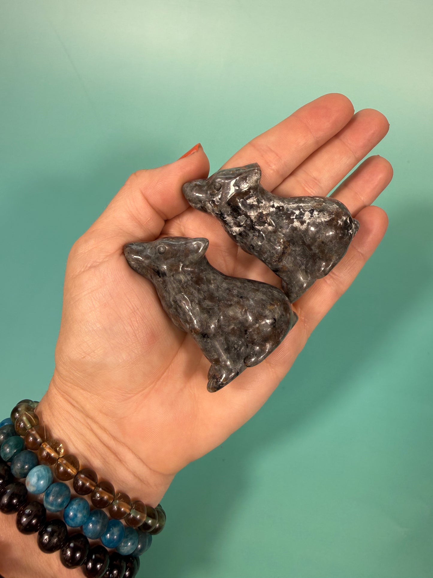 1 yooperlite wolf carving