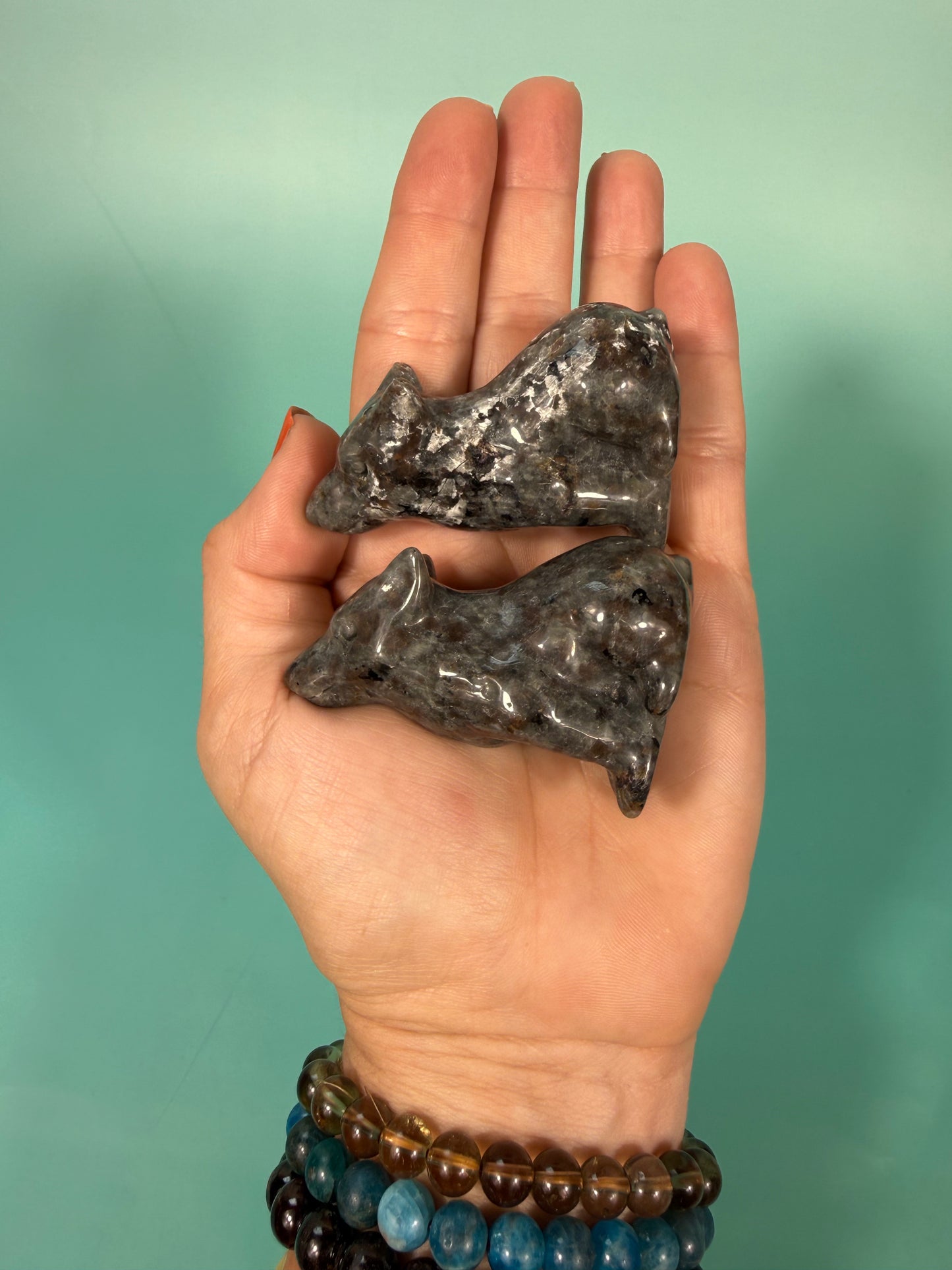 1 yooperlite wolf carving