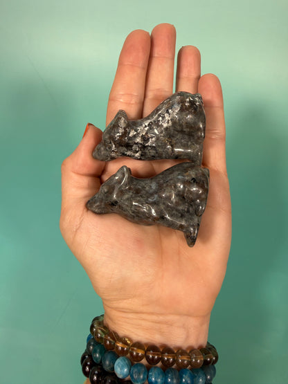 1 yooperlite wolf carving