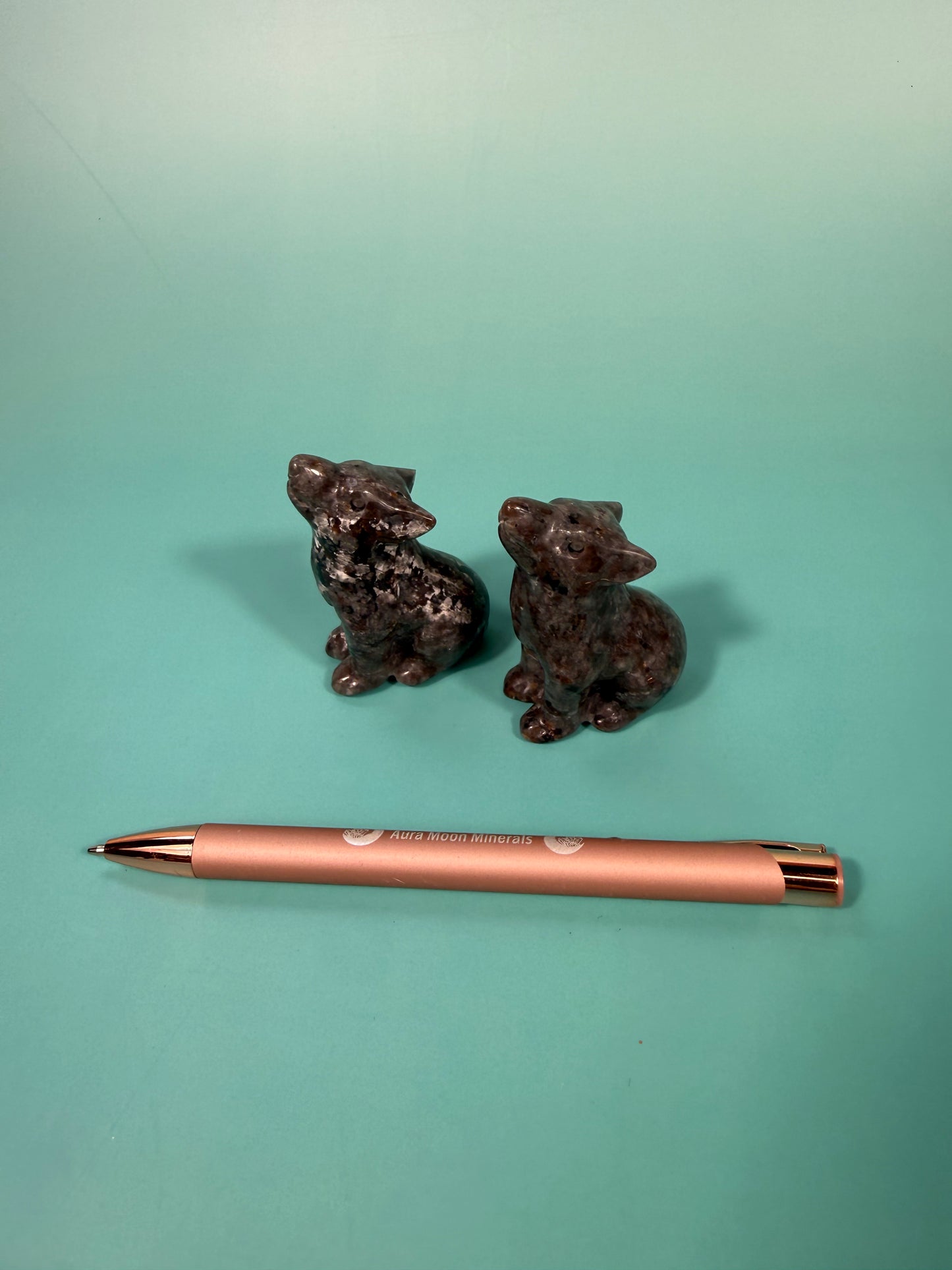 1 yooperlite wolf carving