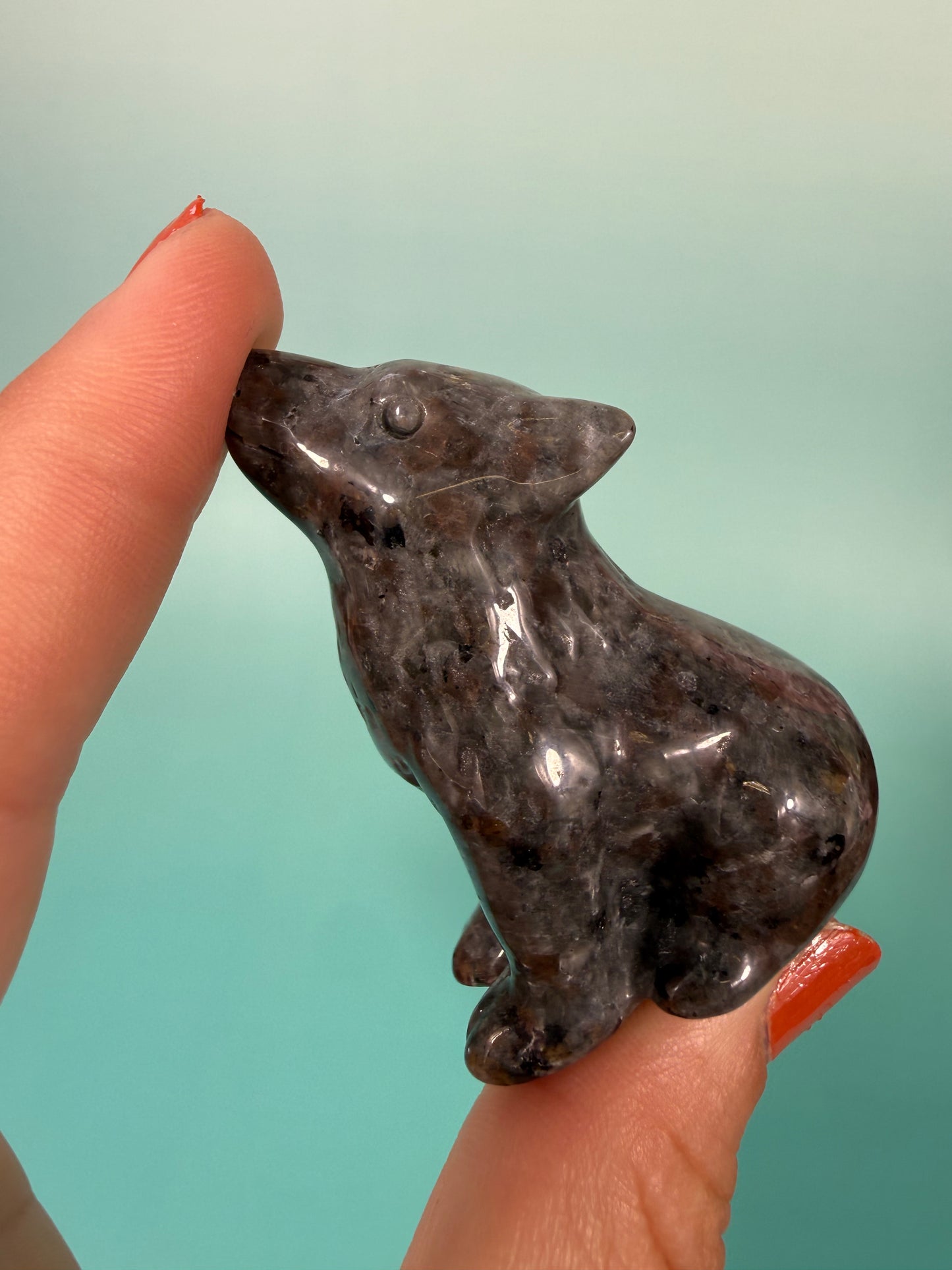 1 yooperlite wolf carving