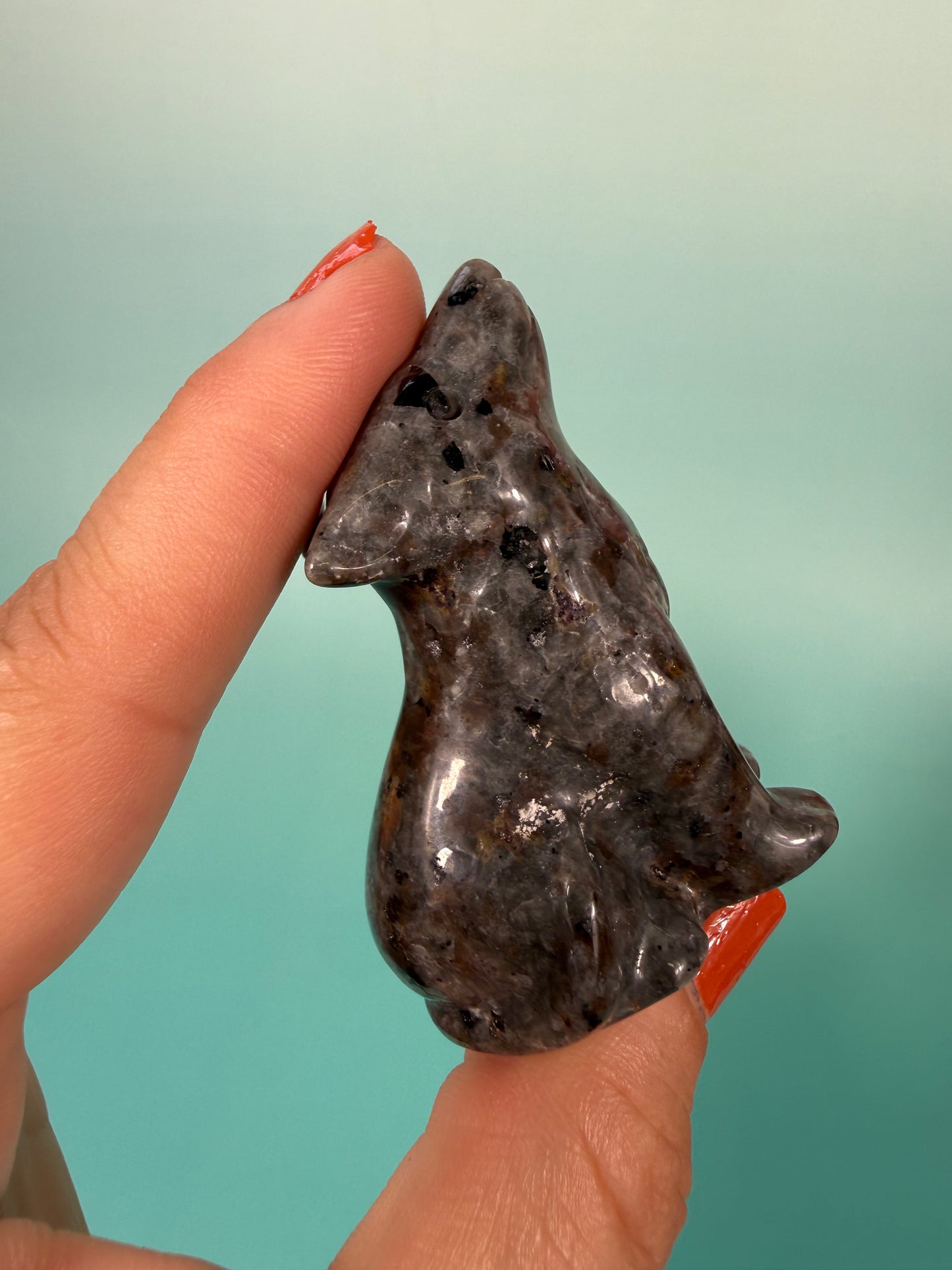 1 yooperlite wolf carving