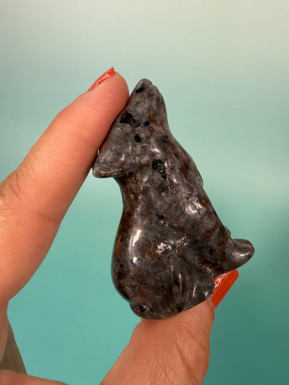 1 yooperlite wolf carving
