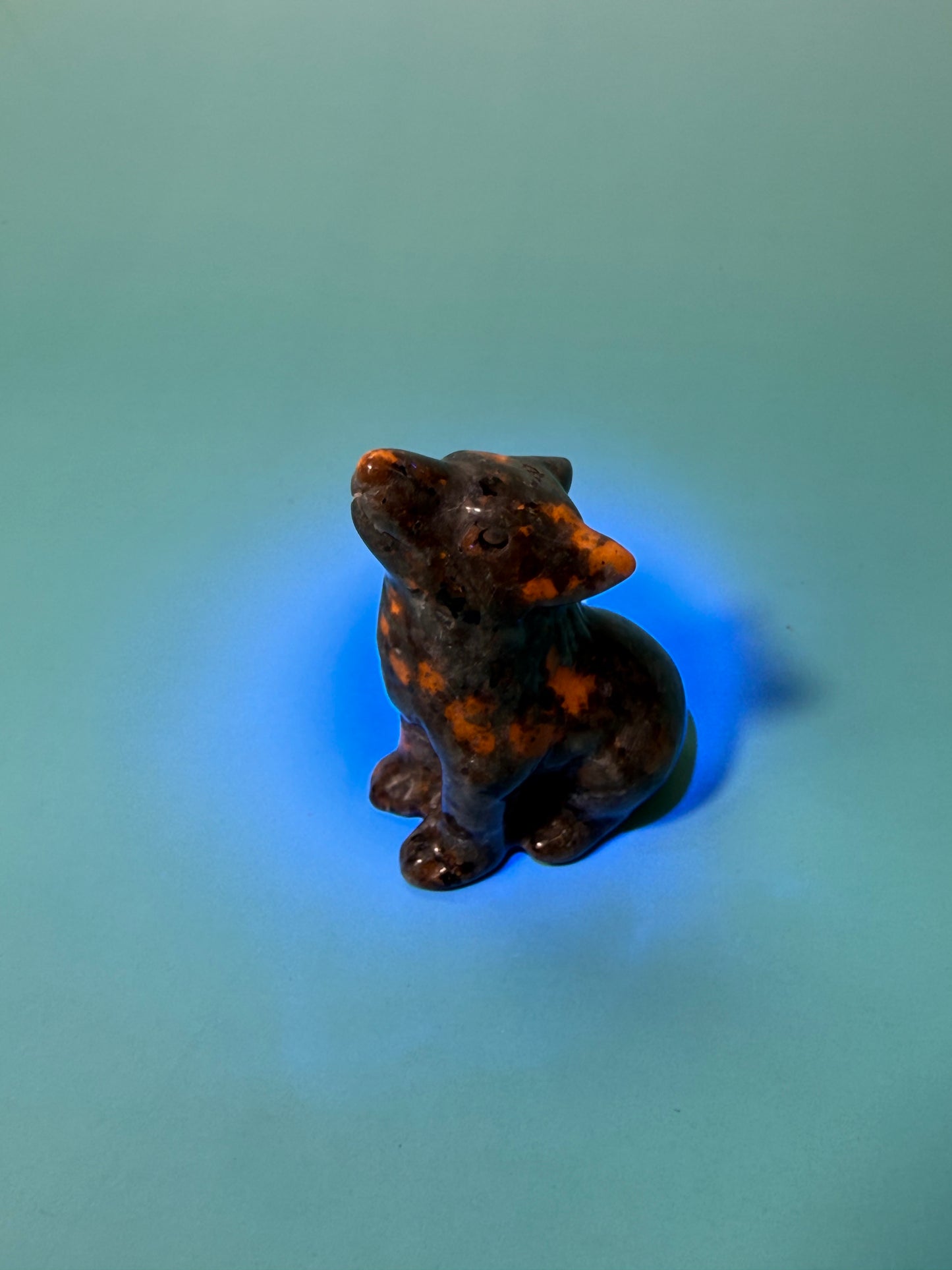 1 yooperlite wolf carving