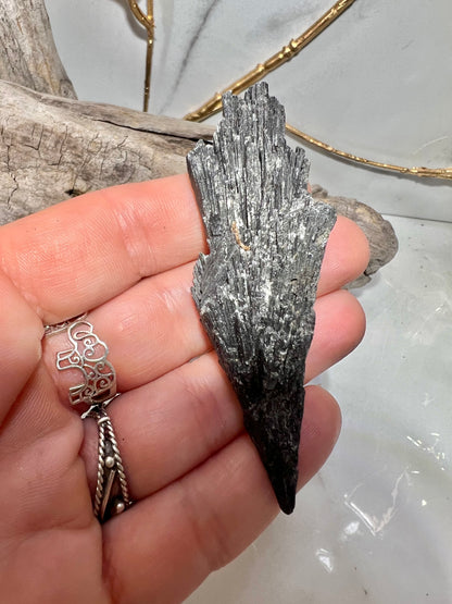 1 raw black kyanite blade