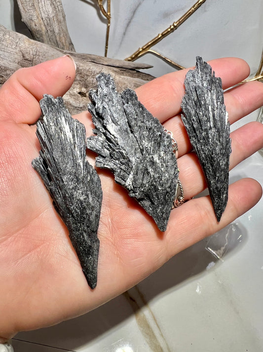 1 raw black kyanite blade