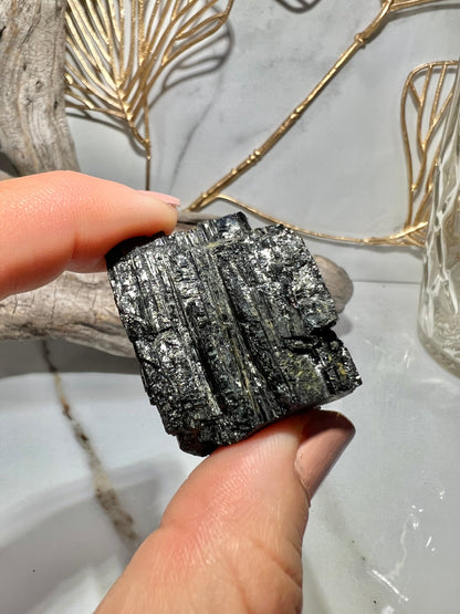 1 raw black kyanite blade