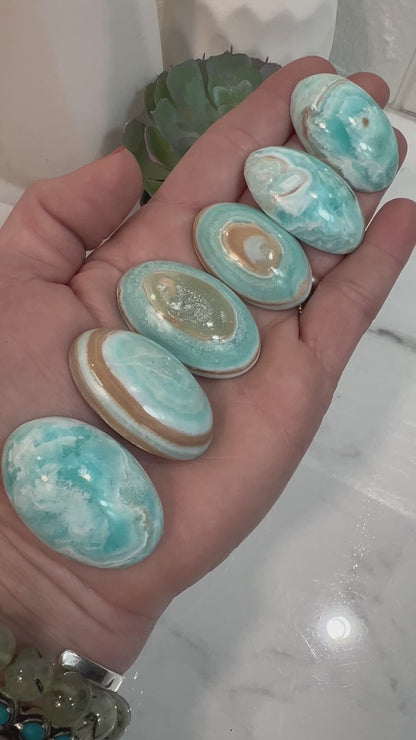 1 blue aragonite cabochon